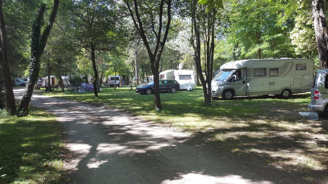 Camping Du Lion Bourg-Saint-Andéol المظهر الخارجي الصورة